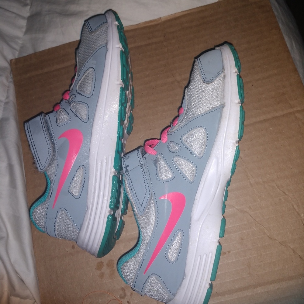 Nike Girls grey, pink tennis shoe